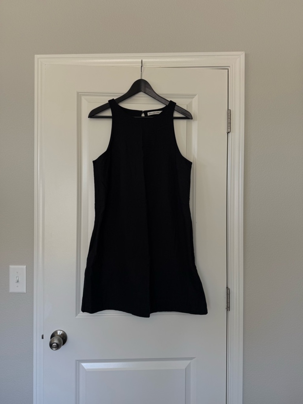 Abercrombie & Fitch Black Sleeveless Mini Shift Dress - Picture 2 of 5